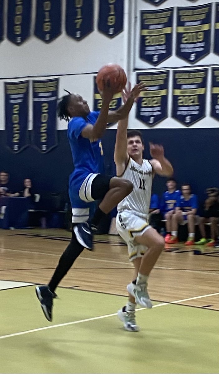 Hampton Christian 6’3 2025 Martino Henry with the layup as they build a 37-19 lead over Stonebridge.  Elite athleticism, length, slasher type, gets downhill and punishes you! Great frame and more growth ahead.  Next level potential!  ⁦<a href="/BigShotsToday/">Hit The BIG SH🏀TS</a>⁩ ⁦<a href="/BigShotsGlobal/">BIG SH🏀TS</a>⁩