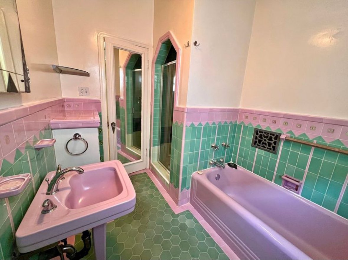 sandiacontajin's tweet photo. someone posted an apartment for rent on Facebook marketplace and the bathroom alone made me lose my mind https://t.co/QffqG3k5G2