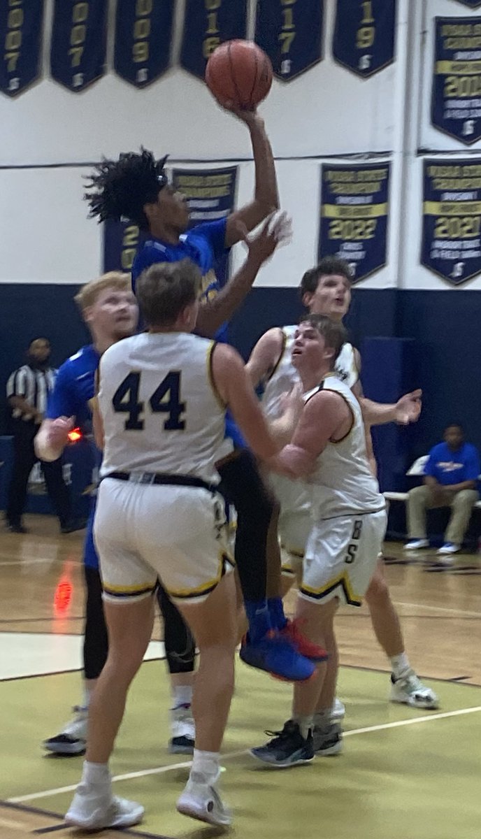 Hampton Christian 6’1 2026 Khristian Peebles with another basket.  Great burst, quick off the bounce, fantastic touch.  Scores over length with floaters.  He has 5 steals, 3 in space near mid court!  Wingspan, length potential!  ⁦<a href="/BigShotsToday/">Hit The BIG SH🏀TS</a>⁩ ⁦<a href="/BigShotsGlobal/">BIG SH🏀TS</a>⁩