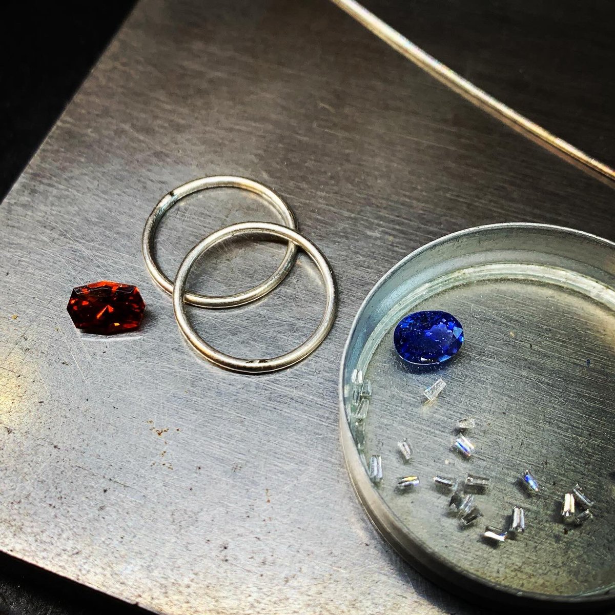 work in progress プラチナのリングを溶解し鍛造して線引き加工後、リングに成形します。この後、さらに丸線材を細く加工して石座を作ります。 #jewelry #handmadejewelry #jewelrymaking #bespokejewelry #hessonitegarnet #yujiishii