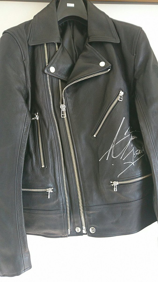 HIROTO6199's tweet photo. LDH ファン卒してきてるから
LAWSONスピードクジで当たった
直筆サイン入りジャケット誰かに譲ろうかな  世界で5名しか臣くんのは持ってないのでとても貴重です！
欲しい人いますか？

RT⇒リプかDMお願いします！

#登坂広臣 #LAWSONスピードくじ
 #A賞 #譲ります #LDH https://t.co/2X56N6CySB
