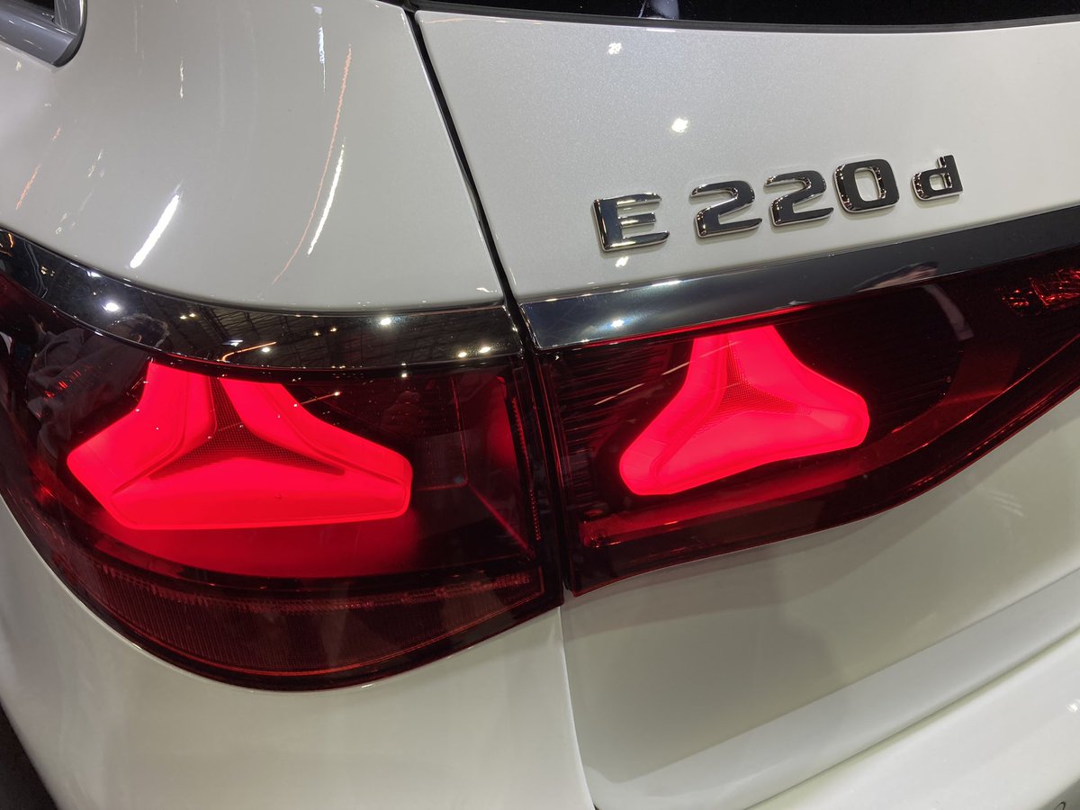 moto20520's tweet photo. 新型Eクラス見に来た🚗³₃
 #オートサロン新型Eクラス https://t.co/ZLVk8NmenQ