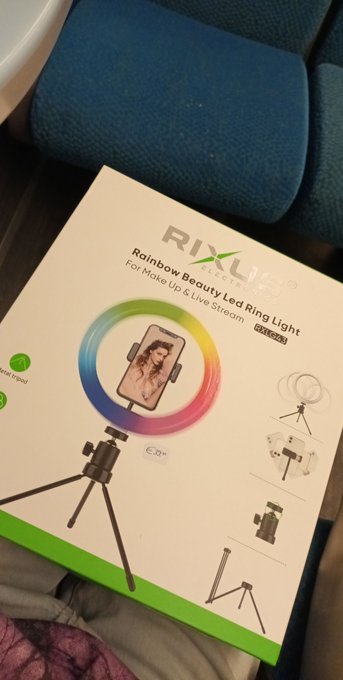 Had to go and buy a new ringlight because the one I had broke last night. I expect you mutts to reinburse