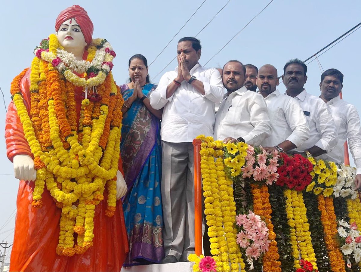 PravveenB's tweet photo. Tribute to the Legendary Youth Icon of the world at his 161 Birth  Anniversary @KTRBRS @DrGadariBRS @GadwalvijayaTRS @ZC_LBNagar @BRSparty @BRSHarish @YadavTalasani https://t.co/G1059t98LK