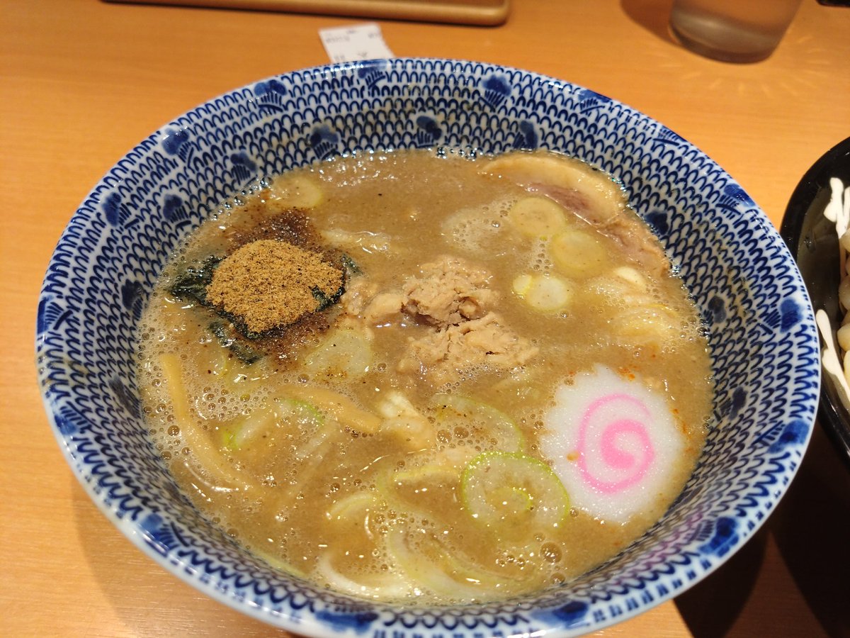 y3541's tweet photo. 本日から東京遠征。
１軒目は『六厘舎』＠東京駅。
30分程並び、流石の一杯でした🎵
＃ラーメン
＃六厘舎 https://t.co/nVrugwyvmX