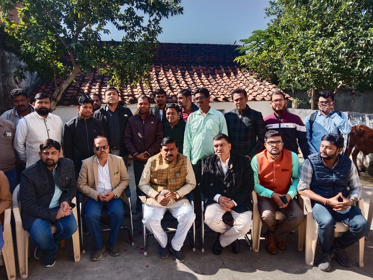 आज निज निवास पर नवोदय विद्यालय के मेरे सहपाठियों ने मेरे भ्राता श्री #धर्मेंद्र_सिंह_लोधी जी को शुभकामनाएं प्रेषित की..!

मैं आप सभी का सादर आभार व्यक्त करता हू।

<a href="/narendramodi/">Narendra Modi</a> <a href="/AmitShah/">Amit Shah</a>  <a href="/JPNadda/">Jagat Prakash Nadda</a> 

<a href="/DrMohanYadav51/">Dr Mohan Yadav</a> <a href="/vdsharmabjp/">VD Sharma</a> <a href="/HitanandSharma/">हितानंद Hitanand</a> <a href="/BJP4MP/">BJP Madhya Pradesh</a> @dharmendra_st
