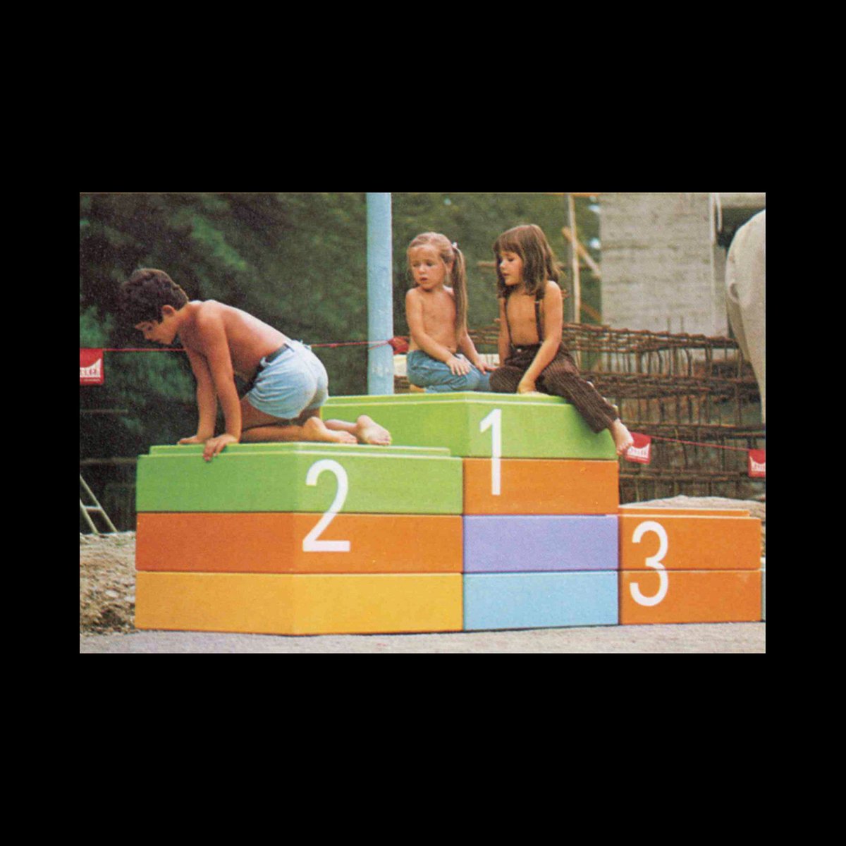 Photos of the Munich 1972 olympics design in action designed by Otl Aicher and his team, which included Rolf Müller, Michael Burke, Paul Simon and many more.
Scanned from Kunst + Design, Kultur Olympia, Willi Daume, Stankowski-Stiftung, 1986
designreviewed.com/artefacts/kuns…