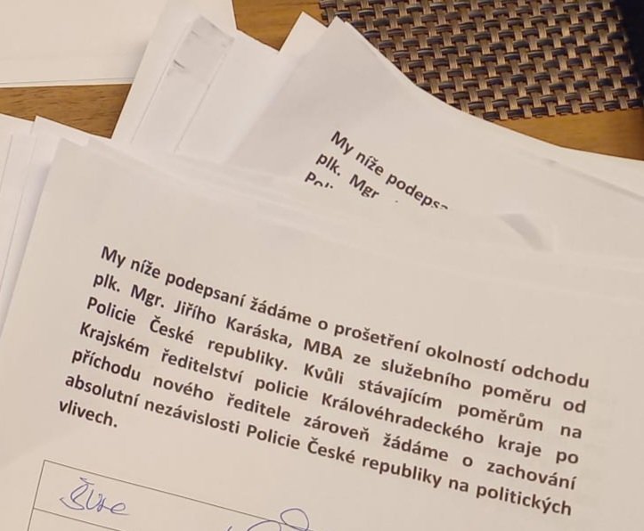 Stovky lidí se v pátek (12. 1.) rozloučily v krematoriu v <a href="/Pardubice/">Pardubice</a> s kriminalistou <a href="/PolicieCZ/">Policie ČR</a> plk. J. Karáskem (+54), zemřel 4 dny po nedobrovolném odchodu do civilu. 252 účastníků piety podepsalo výzvu k prověření odchodu. Kontrolu pol.prezident nařídil. 📷 FB <a href="/NetolickyMartin/">Martin Netolický</a>