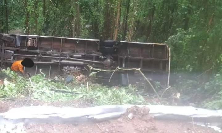 ANC SUPPORTERS DIE IN A BUS CRASH

TZANEEN: A bus from Botlokwa ferrying ANC supporters en route to Mbombela Stadium in Mpumalanga has gone off the road and rolled approximately 20 meters down the steep embankment on the R71 Magoebaskloof, killing five occupants at around 3am.