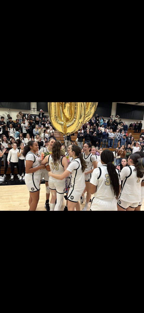 mitty_wbb's tweet photo. Celebrating Morgan &amp; 1k‼️
#goMonarchs 🏀💪🦁👑 https://t.co/NORD36fSo0