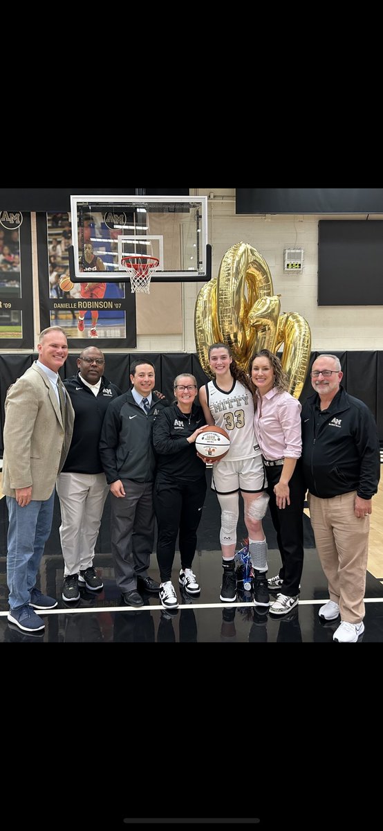 mitty_wbb's tweet photo. Celebrating Morgan &amp; 1k‼️
#goMonarchs 🏀💪🦁👑 https://t.co/NORD36fSo0
