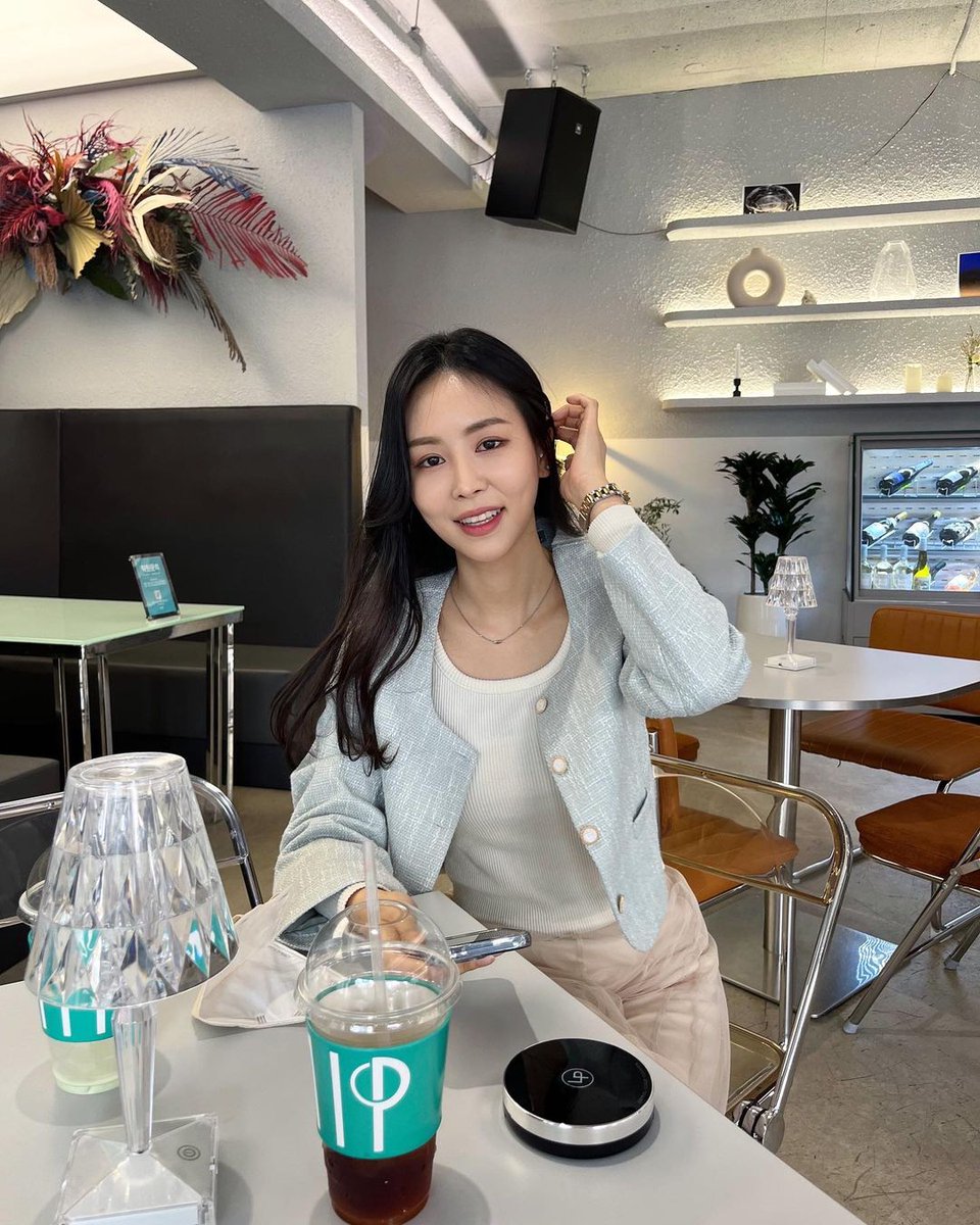 가끔 나는 어느 쪽이 더 눈부시고 놀라운 것인지 잘 모르겠다는 생각을 한다. 위대한 그림을 닮은 삶일까, 아니면 삶을 닮은 위대한 그림일까.