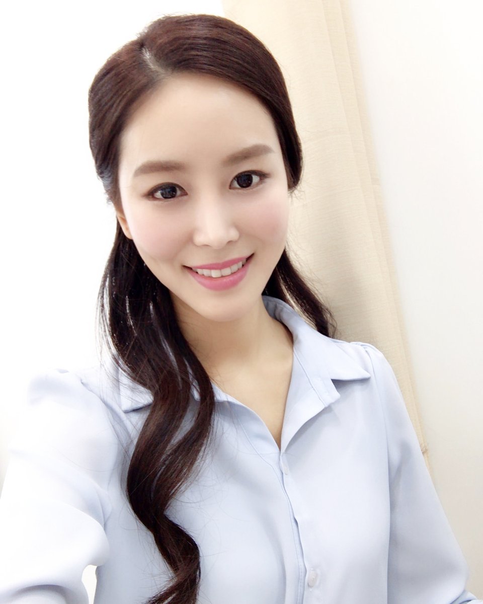 때때로 우리에게는 멈춰 서서 무언가를 흠모할 명분이 필요하다. 예술 작품은 바로 그것을 허락한다.