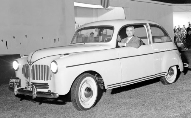 #CarHistory
On Jan 13, 1942, American automobile magnate Henry Ford patented a soybean car with a plastic body that was 30% lighter than a regular car.