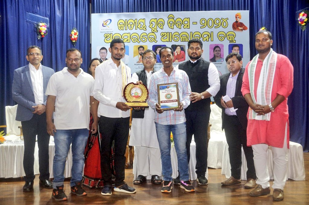 BishwaRanjanDa8's tweet photo. ଜାତୀୟ ଯୁବ ଦିବସ ଅବସରରେ କ୍ରାନ୍ତିକାରୀ ଫାଉଣ୍ଡେସନ ପକ୍ଷରୁ ଜୟଦେବ ଭବନ ପରିସରରେ ଆମ ସାମାଜିକ ସଂଗଠନ କୁ ସମ୍ମାନିତ କରିଥିଲେ I
#NationalYouthDay
#SwamiVivekanandaJayanti
ThankYou..
#KrantikariFoundation 🙏
#YouthForVoluntaryWork
#JaydevBhawan #Bhubaneswar #Odisha https://t.co/cCpyaTToEO