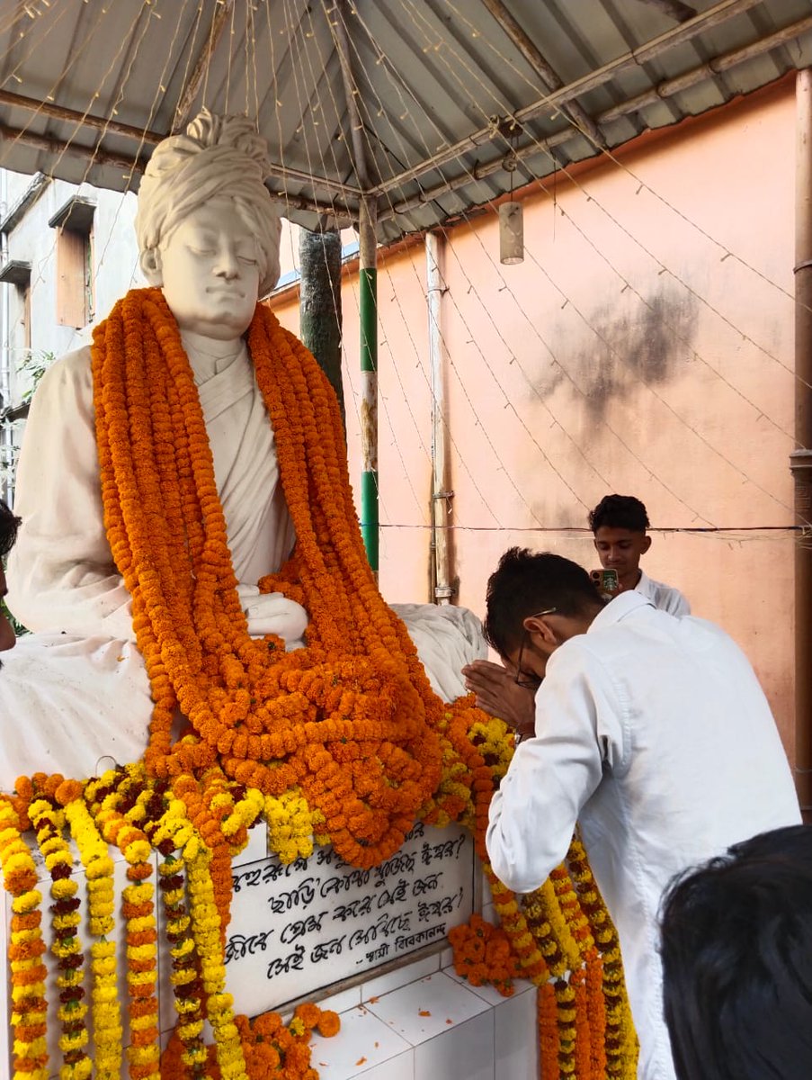 ABVPVB's tweet photo. Yesterday ABVP Bolpur Nagar and Visva Bharati Unit celebrated the 161st birth anniversary of Swami Vivekananda&amp; National youth day , the inspiration of our youth's in the presence of our State Secretary Shri @AnirudhaSarka17.
#NationalYouthDay 
#abvpvb https://t.co/W3ReXx1nVW