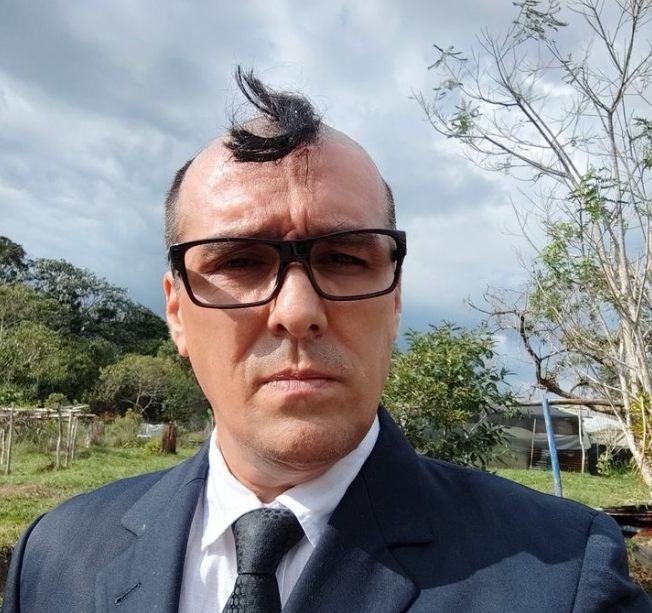 Matador000's tweet photo. Deseamos desde esta cuenta grandes éxitos al mejor fiscal de la galaxia en sus nuevos proyectos. Lo vamos a extrañar mucho, en especial a ese rebelde mechón de pelo que hizo las delicias de todos los caricaturistas.

Fiscal de medio pelo, entre lagrimas espero que este no sea un adiós, si no un hasta luego y lo podamos visitar en algún centro de reclusión para reírnos junto a los señores del INPEC de todas esas grandes anécdotas de su Fiscalía.

Bye.