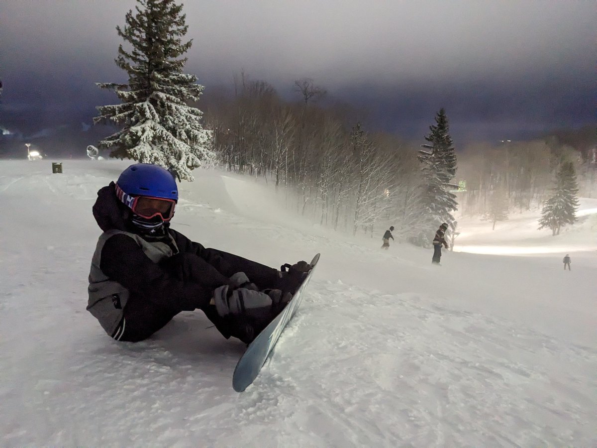 JK13's tweet photo. The high winds forced Highlands to close it down at 7 but enjoyed no lines for 2 hours and patches of fresh snow (on my rock skis). #K13kids #skiMI https://t.co/wHkpiMr1pw