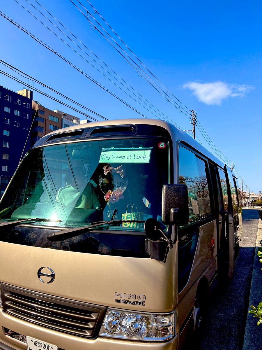 Tiny Summer of Love号、デビュー戦です

急遽二ヶ月で免許をとった飯田の運転によるバスです