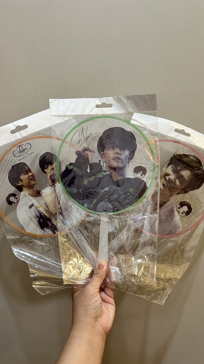 morkbvm's tweet photo. Update: Hi! Punta kayo sa Ahgase Area bukas. Andun kami ni @imdayounggg para mamigay nitong GA. 😁

Kuha kayo para sa inyo at sa friends niyo! ☺️

#TheOtherSideinMNL #MarkTuanInManila #MarkTuan #TheOtherSideAsiaTOUR2024 https://t.co/hI5QrwtFZb