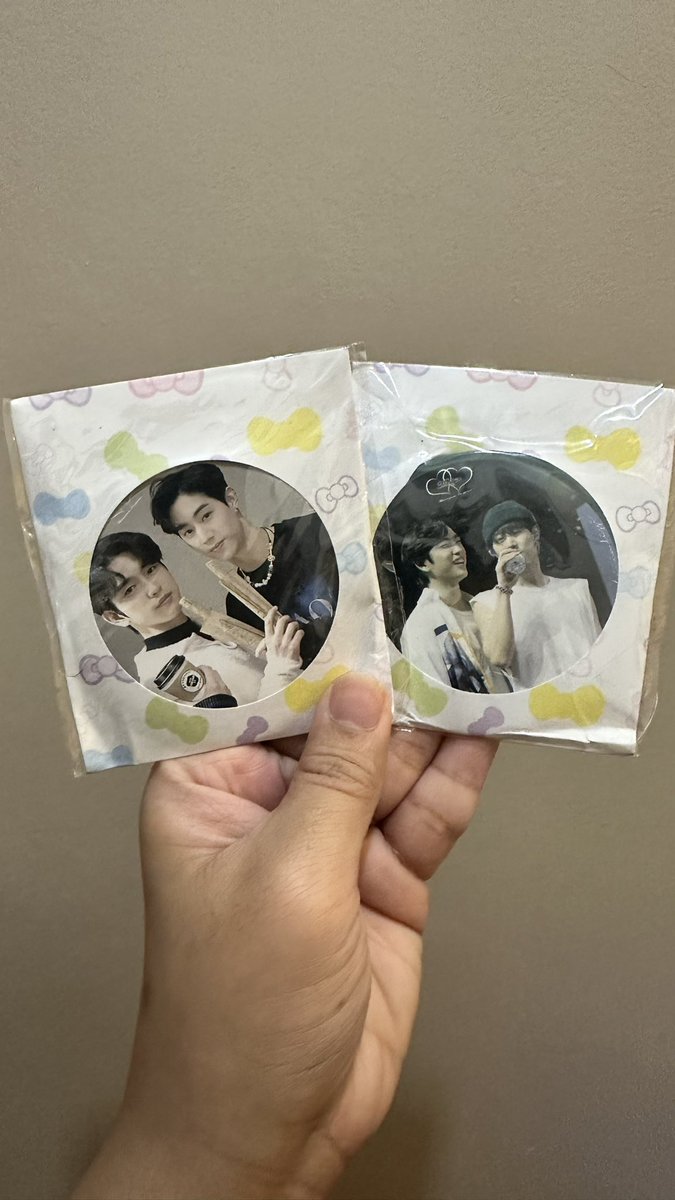 morkbvm's tweet photo. Update: Hi! Punta kayo sa Ahgase Area bukas. Andun kami ni @imdayounggg para mamigay nitong GA. 😁

Kuha kayo para sa inyo at sa friends niyo! ☺️

#TheOtherSideinMNL #MarkTuanInManila #MarkTuan #TheOtherSideAsiaTOUR2024 https://t.co/hI5QrwtFZb