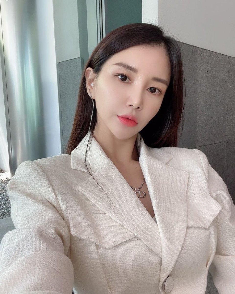The weather's suddenly cooler. It's time to turn the page.
I like to exercise, read, make friends, share good sentences when I see them, and communicate with good people when I meet them! Like to date mature men over 40!
