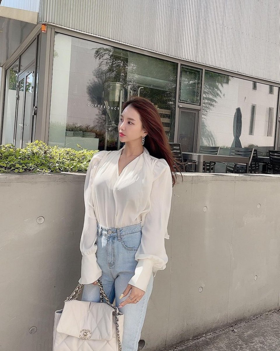 The weather's suddenly cooler. It's time to turn the page.
I like to exercise, read, make friends, share good sentences when I see them, and communicate with good people when I meet them! Like to date mature men over 40!