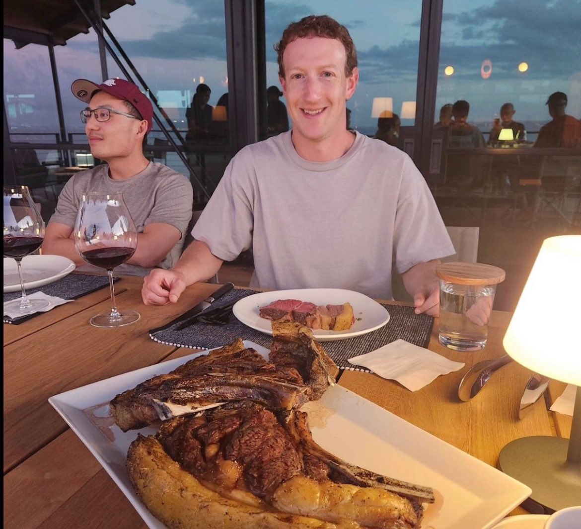felipeamorimusa's tweet photo. Tá explicado porque titio Zuck tá vendeu meio bilhão de dólares de #meta até agora… pra criar boi. Brincadeiras a parte, Mark Zuckerberg, fundador e CEO do Facebook, se rendeu ao agro e vai criar gado (wagyu e angus) em sua fazenda de mais de 600 hectares no Havaí. (Os ambientalistas devem estar chorando, uma vez que Zuck era feroz defensor da agenda). Carne de soja e carne de inseto pra você… carne real de primeira linha para a classe dominante, multimilionária e “amigos do rei”. Experimenta saber o cardápio (recheado de animaizinhos) do fórum econômico mundial. Da um Google aí.

Eu já tive várias conversas com o pessoal do agro e expliquei isso. Carne de gado - especialmente o grass fed - vai ser artigo de luxo, em 10 anos. Quem conseguir produzir isso, vai ser como produzir “ouro”. Porque o “povao” vai comer carne de larva e vermes, ou carne de soja. Da um Google ai pra ver o acordo entre Marfrig e ADM para tomarem 30% do mercado mundial de carne de soja até 2030. 😉 #ficaadica de empresa pra carregar. Por isso o Molina recompra tanto a empresa. Hahahaha

Essa é an agenda people. Vejam as consequências, físicas, fisiológicas e psicológicas da falta de CARNE VERMELHA e o desastre provocado pela carne de soja. Tá lotado de estudos científicos e publicações a respeito disso. Você só não vê, porque não busca e porque as plataforma não tem nenhum interesse ($$$) de entregar essa informação pra você. 👍