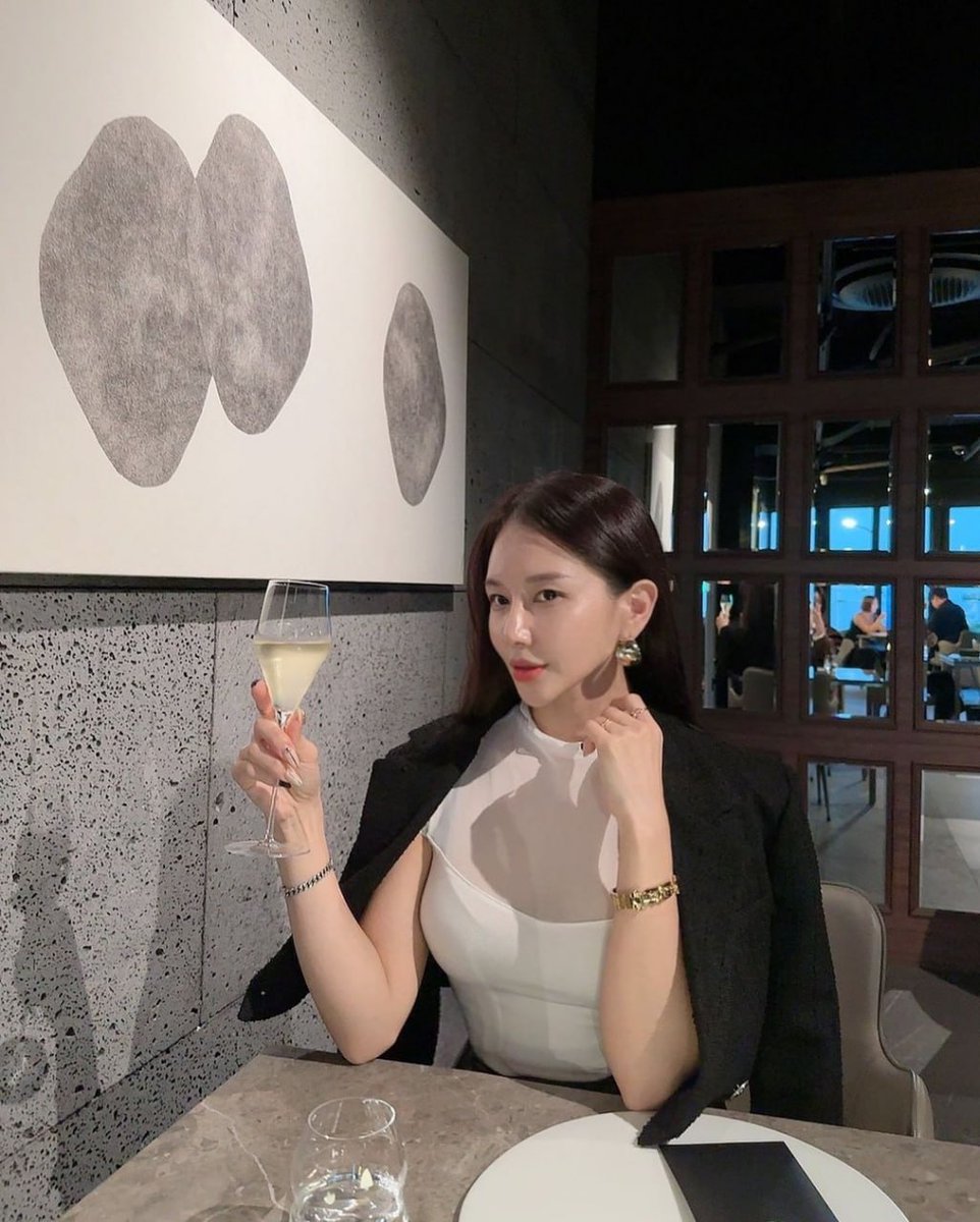 Because of you, I'm lost.
I like to exercise, read, make friends, share good sentences when I see them, and communicate with good people when I meet them! Like to date mature men over 40!