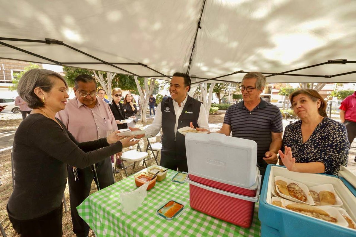 Pasamos la tarde acompañados de las y los vecinos de Villas del Parque. Esta es una de las primeras colonias que intervinimos con trabajos de reforestación, pintura, rehabilitación de calles y juegos, mediante la campaña #MiQuerétaroLindo. ¡Seguiremos trabajando con las familias