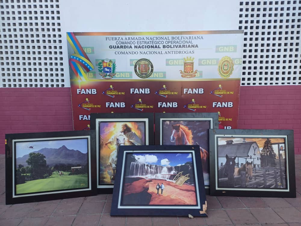 Efectivos de la FANB adscritos a la URIA-43, mediante labores de inspección de envíos postales en la Empresa DHL, ubicada en la California Edo. Miranda, incautaron la cantidad de (33,550 kgs) de Cocaína, oculta en los marcos de presuntas obras de artes (Cuadros). A/O del MP