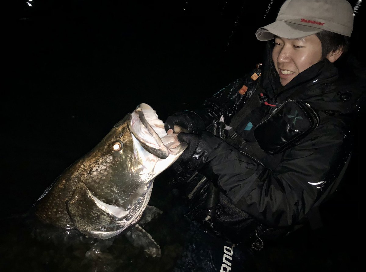 AnglerMattui's tweet photo. 極寒耐久アカメ
真冬の時合いは一瞬
7時間にも及ぶ時合い待ちの末に訪れた一瞬のチャンス
K-TEN K2F162を通すとゴンっと明確なバイトと共に重すぎるファーストラン
慎重にファイトしてボガを口に掛けた瞬間叫んだ
アカメ 120cm
久々に手が震えた魚
これだから釣りは最高だ
#タックルハウス
#K2F162 https://t.co/1JRwBk2Wom