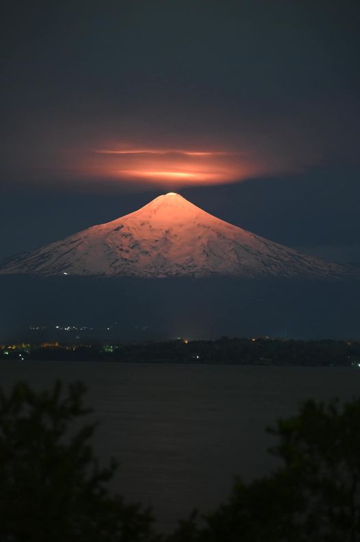 Hier soir 4:41 du matin Volcan Villarrica  Rukapillan
#chile #surdechile #pucon #volcanvillarrica