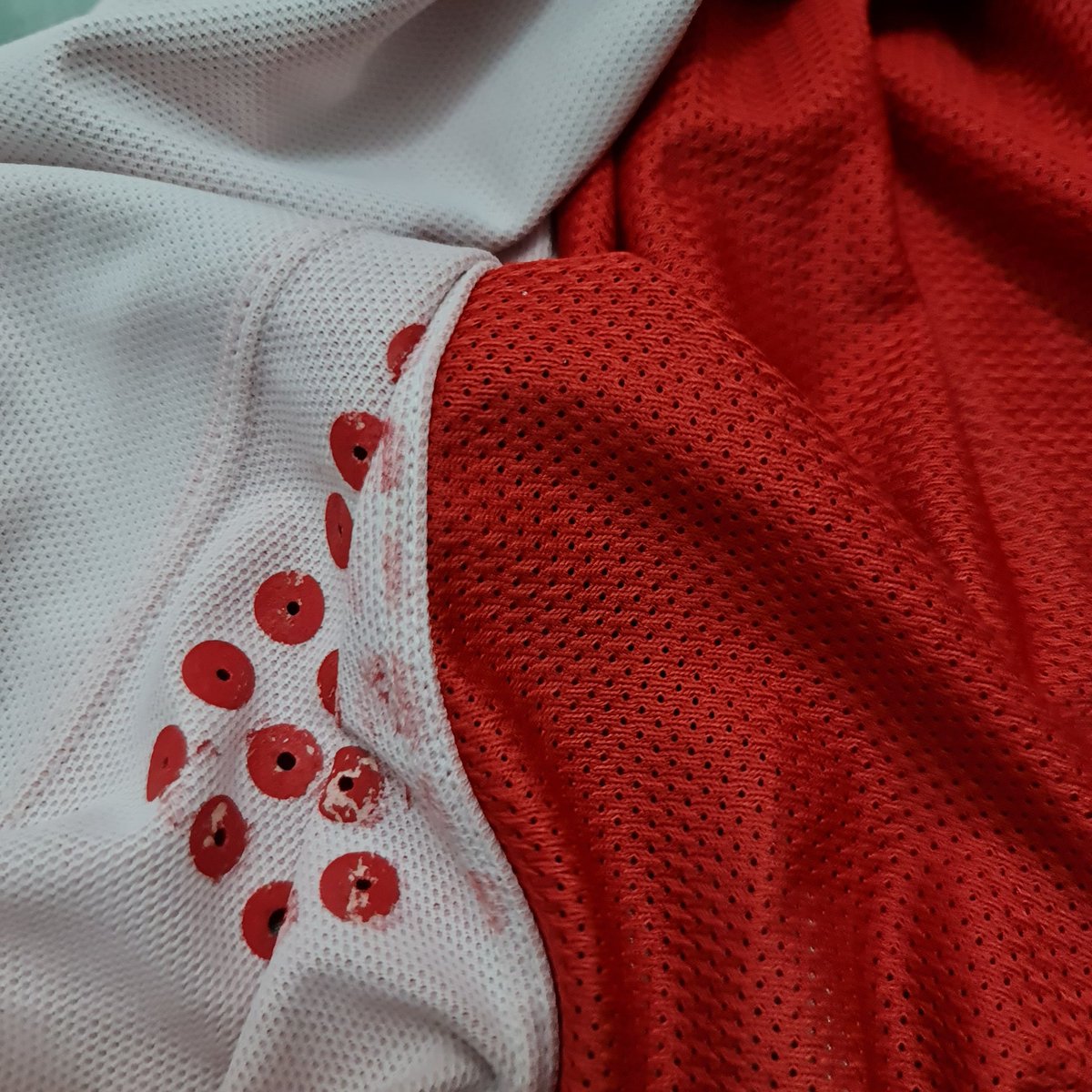 #Jersey4Sale #858 @Jerseyforum @jersey_ciamikk @mycorner_jersey @Officialkjti NIKE INDONESIA HOME PI LS SIZE L MINUS DI LASER CUT LENGKET Rp. 2.999.999,- wa.me/628561723484 Link Tokopedia : tokopedia.link/snpjerseyorigi…