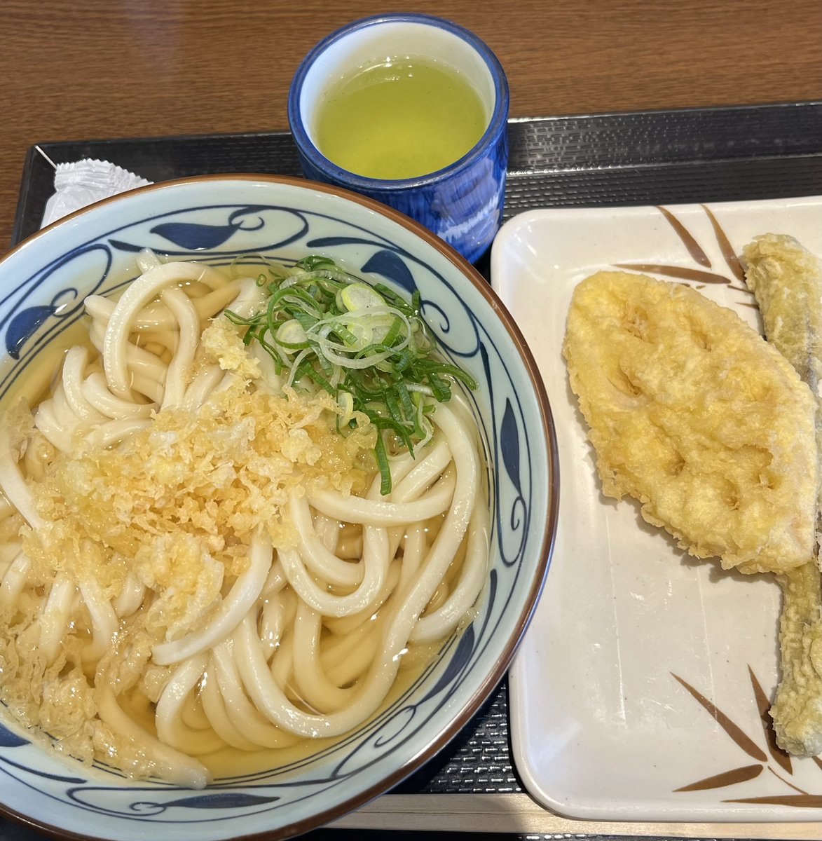 今日のお昼は、丸亀製麺 かけうどんとごぼう、レンコンの天ぷら 根菜類の天ぷら、好きだわ💕 #丸亀製麺