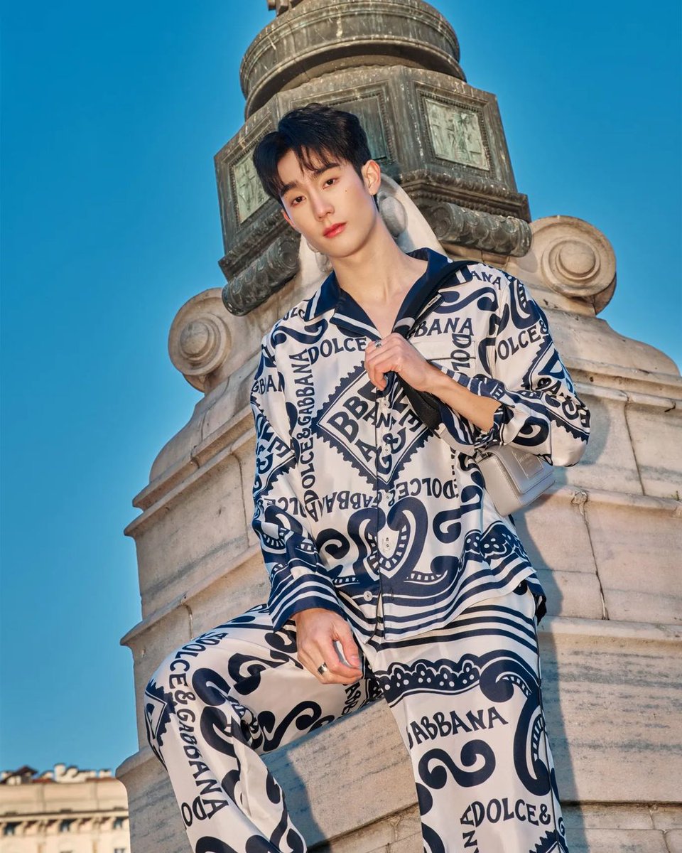forceofficial_'s tweet photo. 𓈃 13.01.67
IG Post: rsvpbangkok
✉️: อุ่นเครื่องก่อนชมโชว์ กับฟอสในลุคจาก @dolcegabbana แมทช์ลุคที่สะท้อนลวดลายความเป็นอิตาลีของ #DolceGabbana
🏷: https://t.co/SUd3Ve2mYt
#fforce_ @fforcejs
#DGFW24xForceBook
#DGFamily #DGFW24
#zzocial #rsvpbangkok
#minrsvp #minselective https://t.co/C4hSs28p39