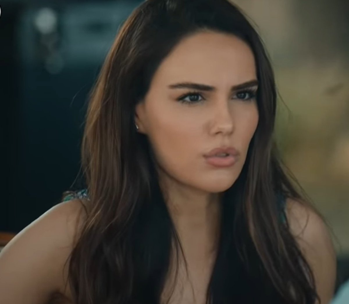Turkan_OzguKyx's tweet photo. 🍃

Mamá como sabes que llegó la notificación de divorció, ¿Somer te dijo?

Escucha, es tarde para rechazarlo. También no puedo perdonar lo que te hizo la señora Rüçhan. 

#TresHermanasTV 🍃 https://t.co/VhPp7FvewR