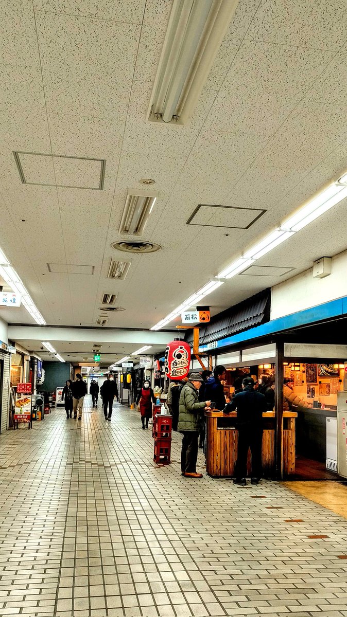 私はおさんぽついでに買い物に来ただけなのですが、、、

午前10時11時から飲み屋さんが開き、
12時にはほろ酔いの方々がいるのが野毛という街です…😂

大人達が昼から飲んでるのが当たり前の街で育った私は
「昼飲み」の特別さを未だにあまりよくわかっておりません😂