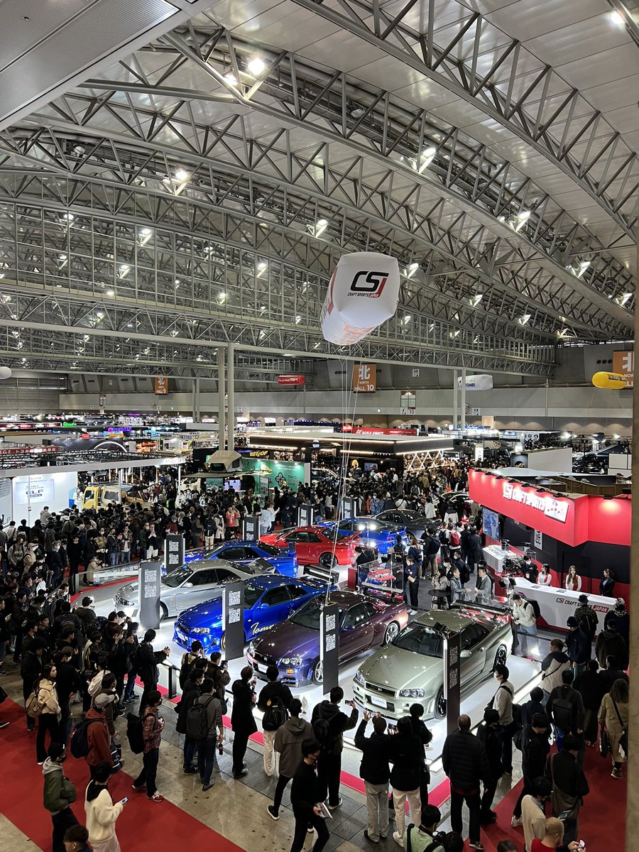 Mithibata's tweet photo. オートサロン来た‼︎
人えぐすぎ😇 https://t.co/SKSRjQPz9R