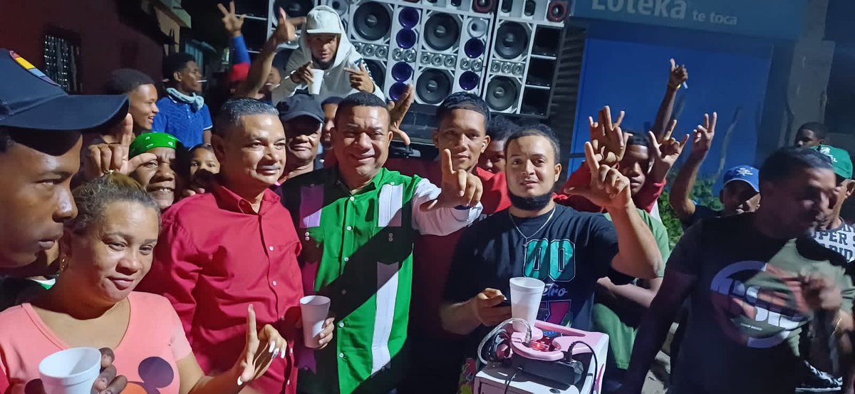 Recorriendo cada rincón de #Azua hoy estamos en el D.M de Amiama Gómez. La Noche Verde junto a los musicólogos y el candidato de la #AlianzaRescateRD, Jhony Eligia
#RescateRD #FuerzaDelPueblo <a href="/FPcomunica/">@Fuerza del Pueblo (FP)</a> <a href="/LeonelFernandez/">Leonel Fernández</a> <a href="/RubenMaldonadoD/">Ruben Maldonado</a> <a href="/RamirezSiano/">Siano</a> <a href="/wallynet3/">Wellington Ramirez</a> <a href="/zuleicagarcia88/">Zuleica García</a>