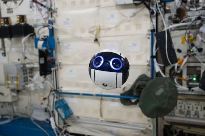 ここで確認したい、宇宙飛行士支援ロボットの日独の違い
←ドイツ版　　　→日本版
