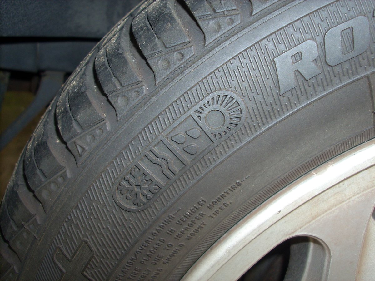 SimpsonmanJ's tweet image. #雪マーク
#スノーフレークマーク
実は前に履いてた「#Vector5+」（今は後継の「#Vector4Seasons」）の方が表示のアピール強い。というか全体に雰囲気がゴツくてビジュアル的には好きな感じだったのだ。
ただ、「ゴツい分だけ夏場にザラつくというかゴロつく」感はあって、新型のが洗練されてる。