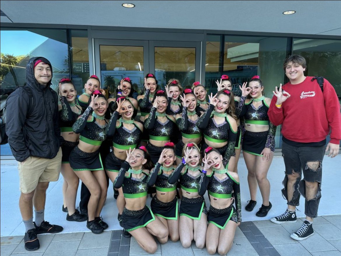 flanka619's tweet photo. hey lol its almost comp week #cheerforcefrenzy #cheerforce #FOD 🩷 https://t.co/ElTVVrlZEP