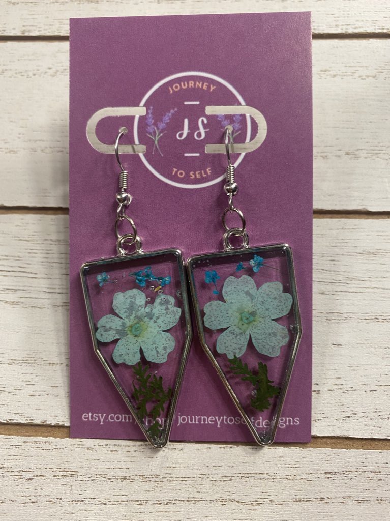 Beautiful Flower Resin Jewelry 🌼💙

Shop here: journeytoselfdesigns.etsy.com 🛍