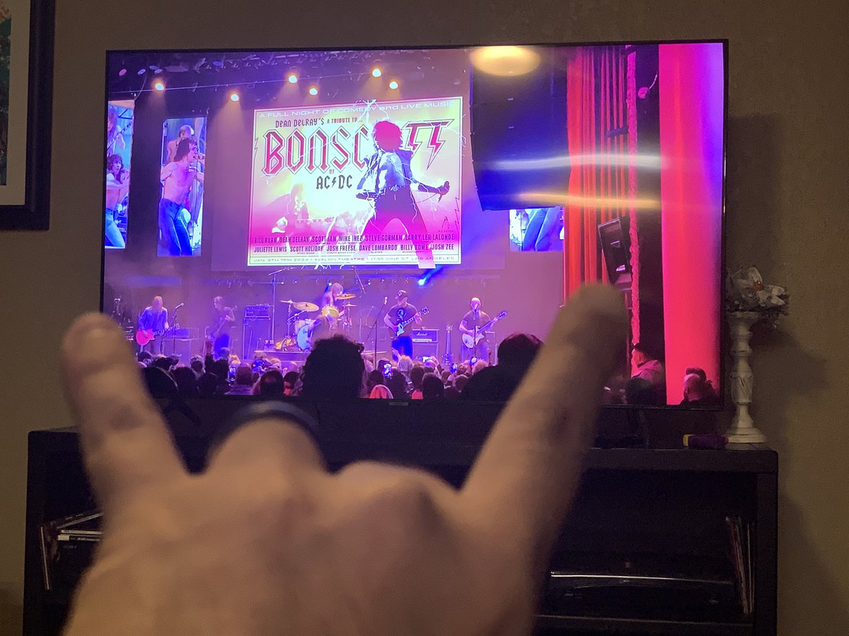 RBECERRA21's tweet photo. Enjoying a 🥃 watching the great @deandelray KILL at the #BonScottTribute show! @SGSFOX @billburr @MikeInez @Scott_Ian @TheDaveLombardo and co tearing it up! Kudos to all!! 🤘🤘#CandlesLit https://t.co/KraTbc77eM