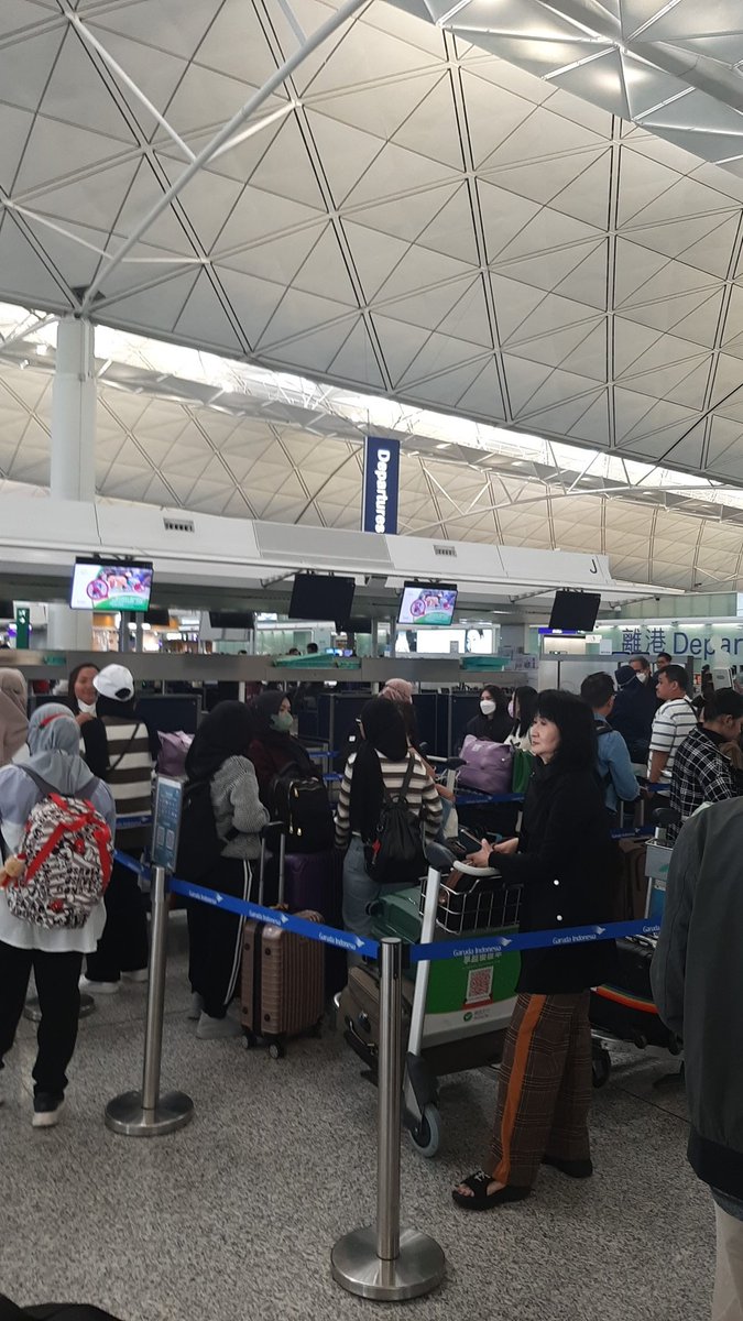 22zul's tweet photo. @IndonesiaGaruda 3 jam sebelum keberagkatan check in blom di buka @ HKG airport penumpang udah numpuk.. kerja woy... https://t.co/fUgnO67kxc
