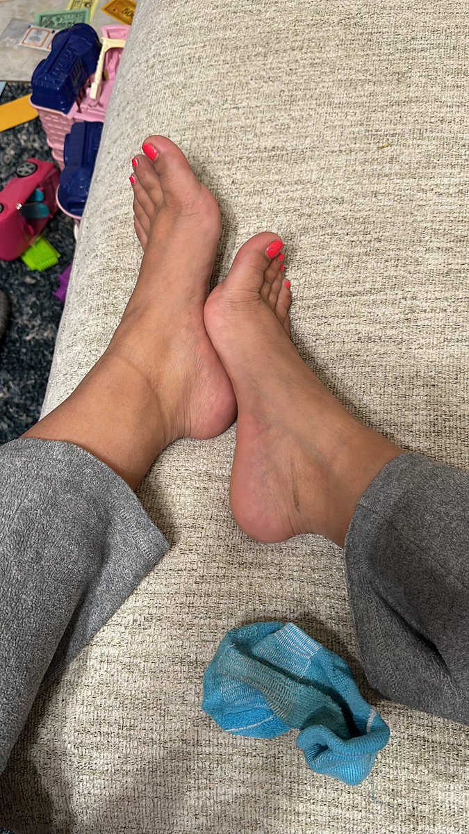 LexiSoles143's tweet photo. Tell me why I should let you smell my stinky feet…you don’t deserve it
#feetworshi̇p #feetqueen #yourenotworthy #feetlovers
#feetpicsforsales https://t.co/OsgdwDl8Xf