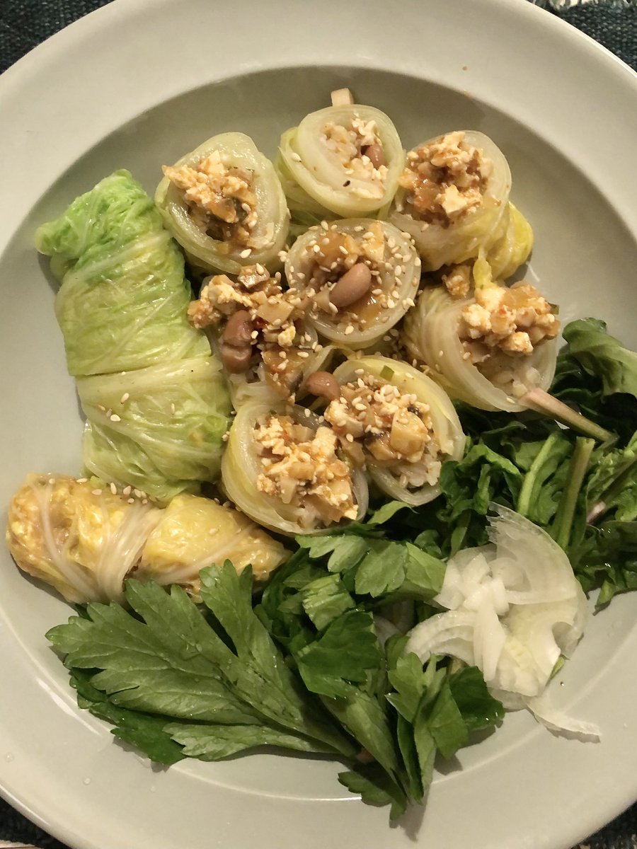junggourmet's tweet photo. 두부 강된장🥬
일주일 건강 식단 지킴이

- 두부1/3모 새송이버섯1개 양파1/2개 찹찹 썰어 들기름에 볶다
- 된장2 고추장1 물100ml 넣고 풀어주면서 끓임. 약불로 졸여 완성

상추 넣고 비빔밥으로도 해먹고 
삶은 양배추나 배추에도 싸먹고 https://t.co/5jOkP4rW1V