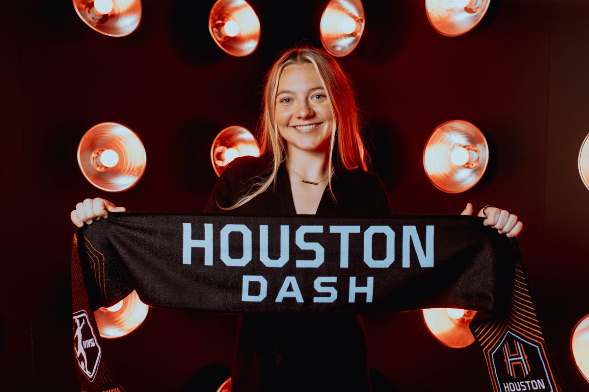 HoustonDash's tweet photo. Patty shining under the NWSL lights ✨

#HoldItDown https://t.co/19HTqukH43