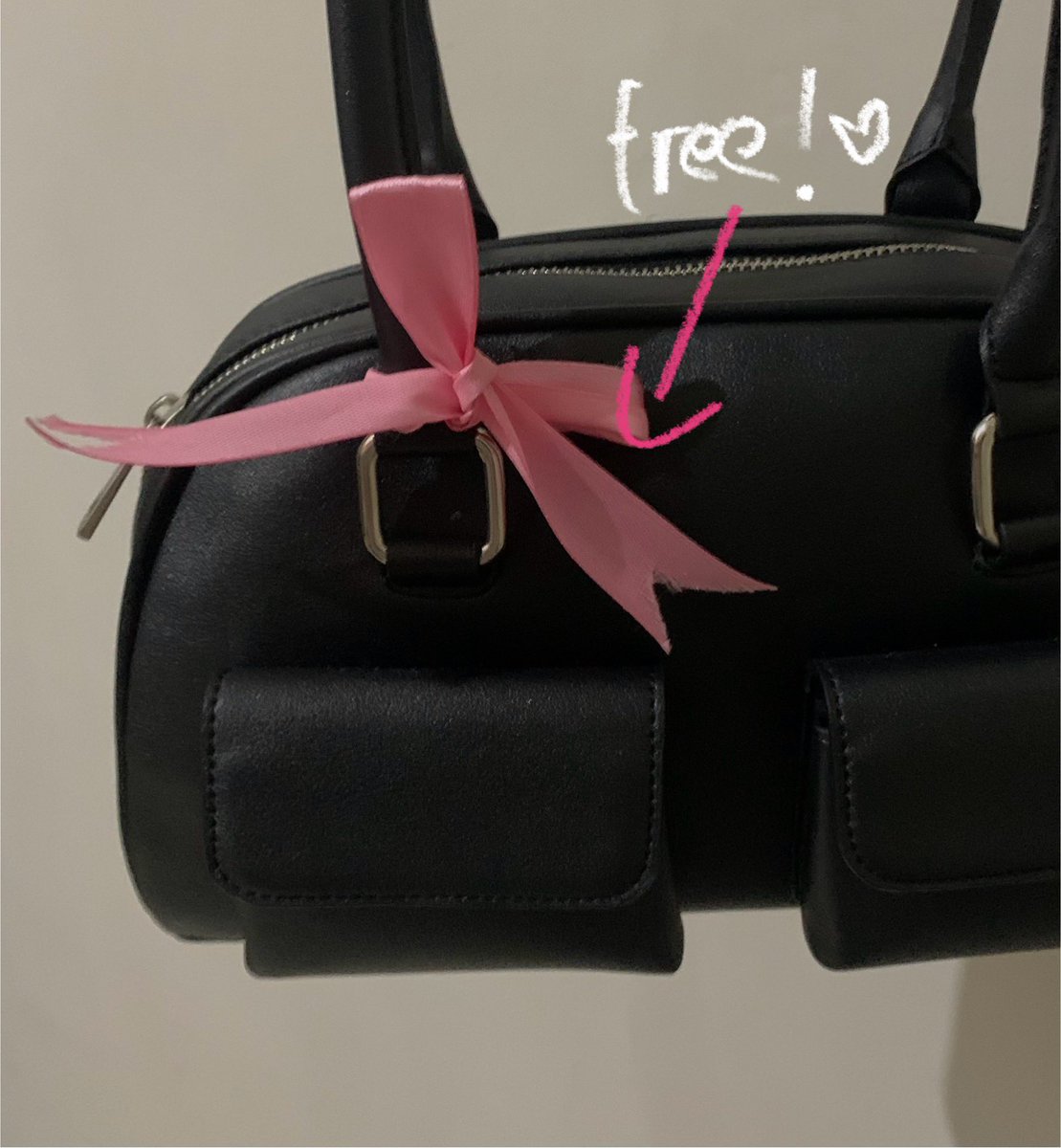 want to sell / wts 

— obèir bag by belevia ( yunjin bag look alike ) free pita pink <3
💰125k , original 150k udah sold out di storenya yaa :> 

used for about 1 months rarely, masih mulus dan cakep banget! 

📍bekasi, ina